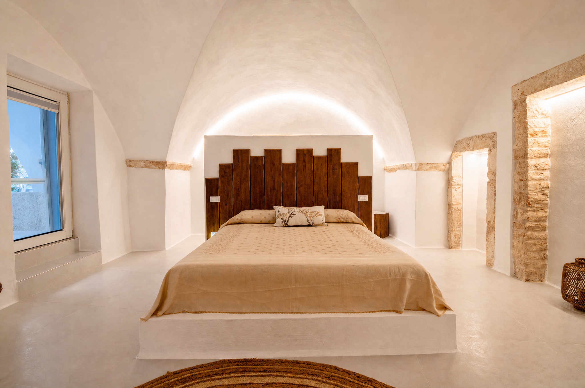 La camera con letto king-size sotto la volta in pietra calce
